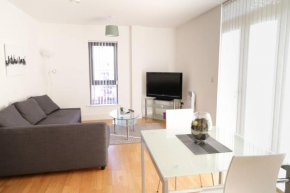 Serviced Apartment In Liverpool City Centre - Free Parking - Balcony - by Happy Days